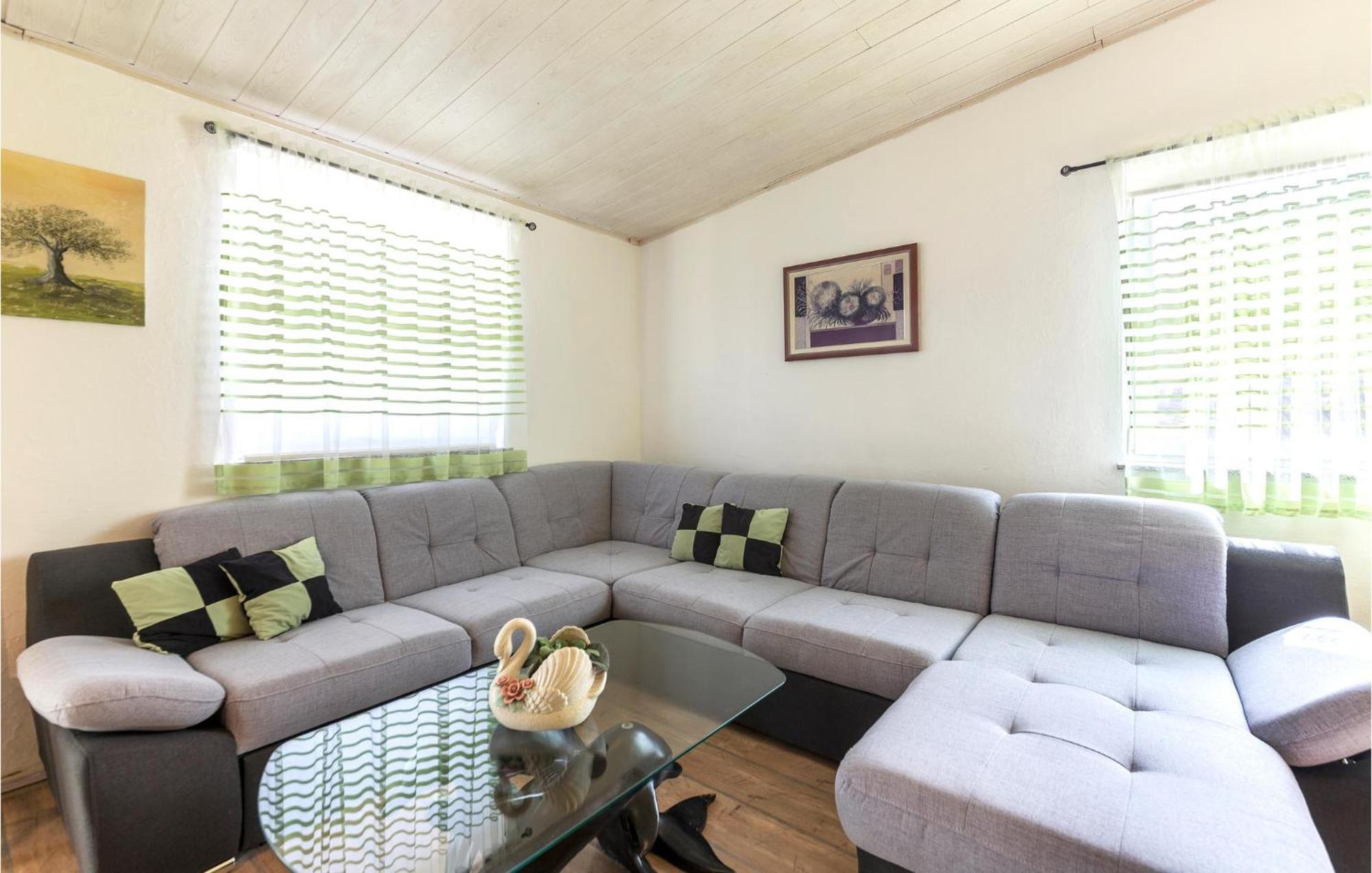 3 Bedroom Gorgeous Apartment In Marčana Eksteriør bilde